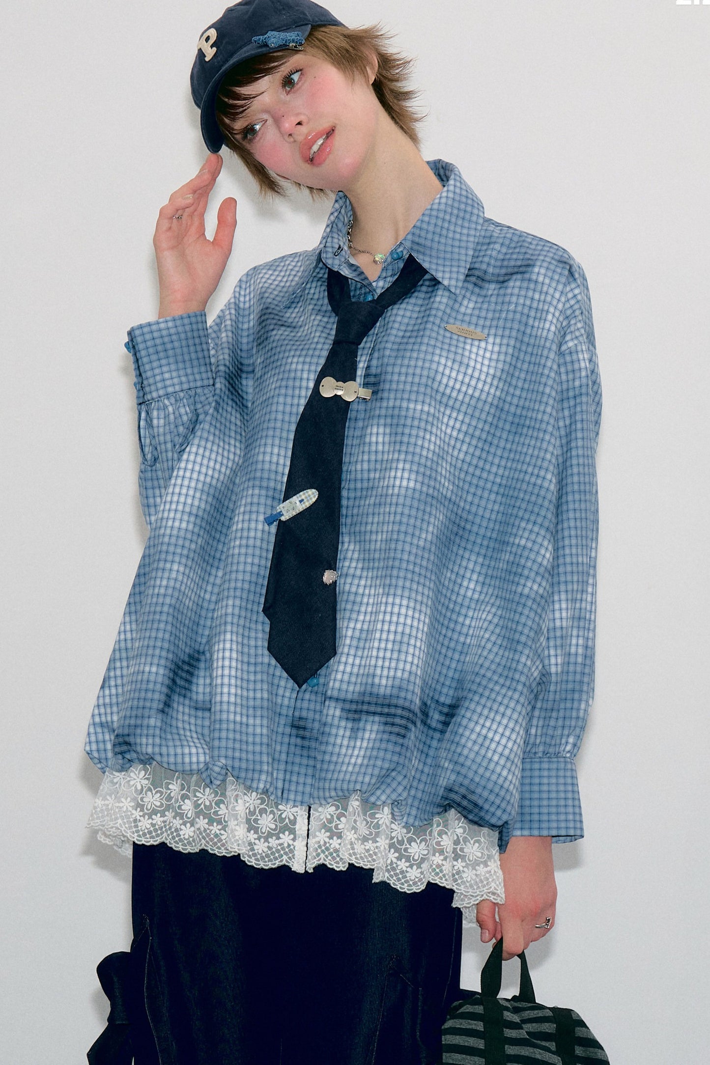 Blau karierte Bluse mit Spitzensaum