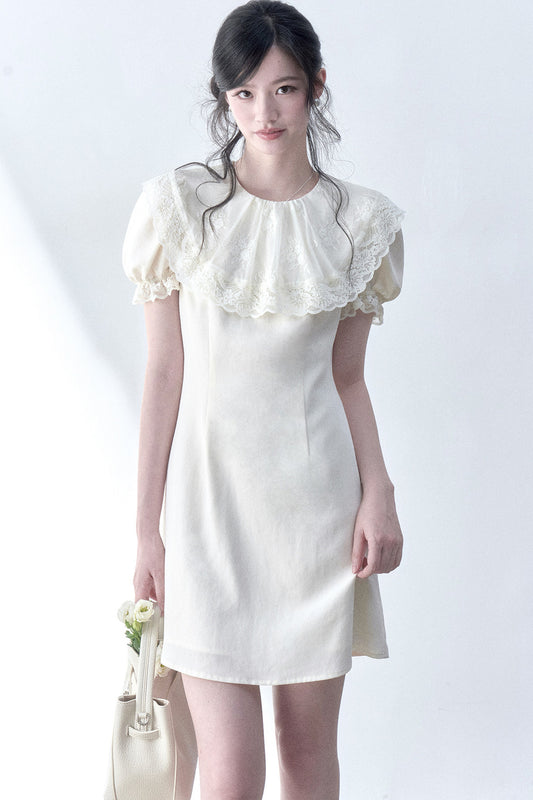 Robe en dentelle vanille à col Claudine