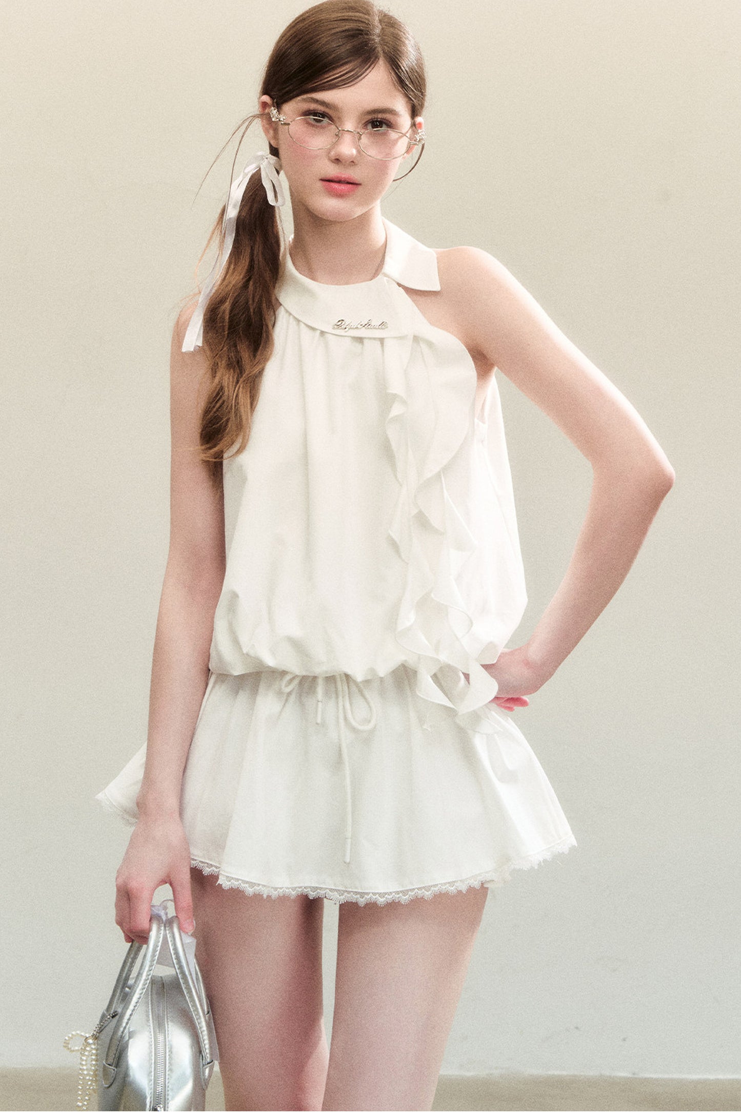 Completo con top halter bianco senza maniche e gonna corta