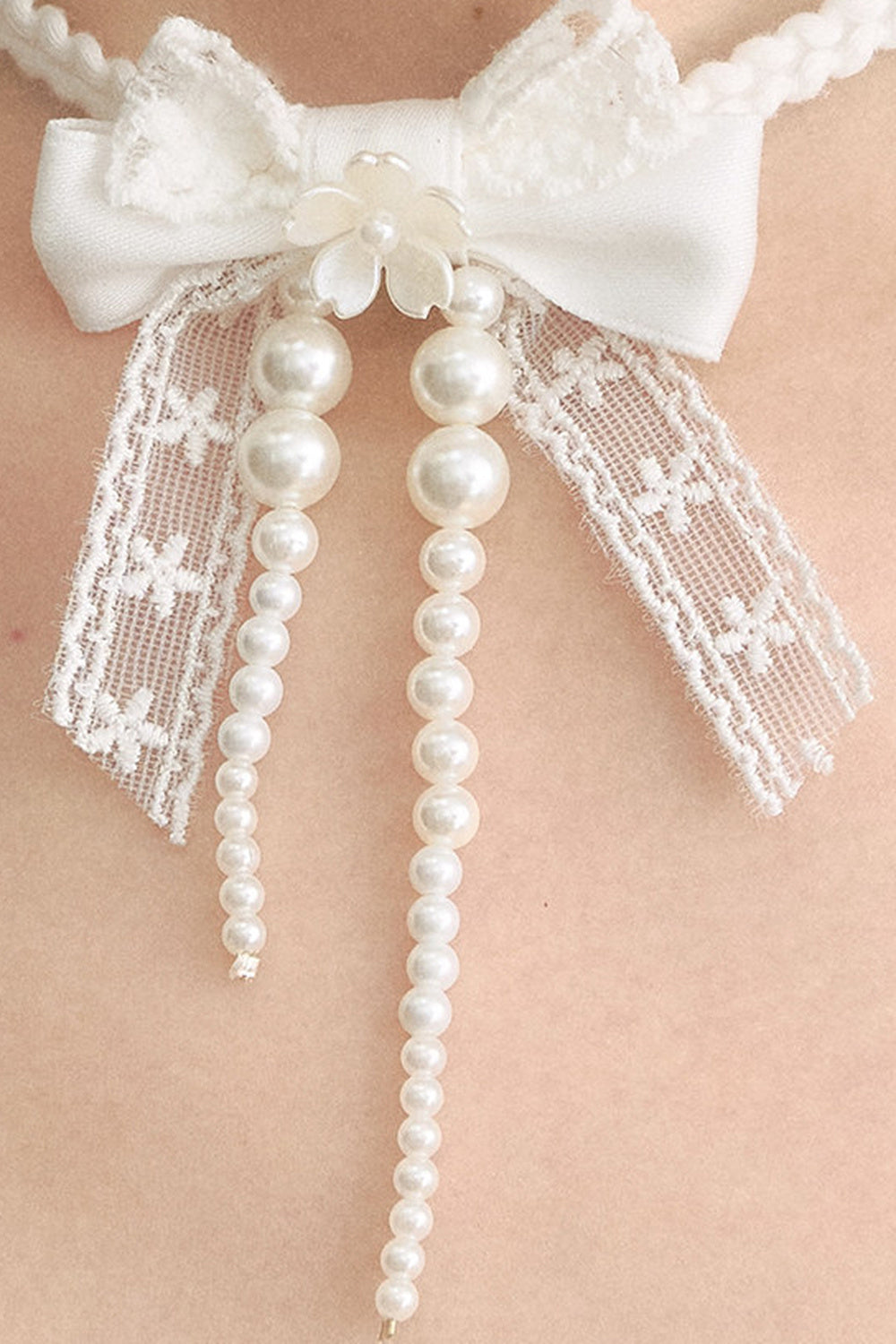 Weiße Choker-Halskette mit Spitzenschleife und Perlenband