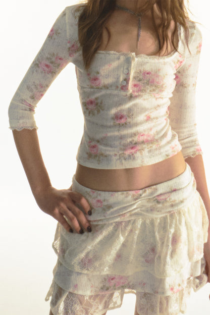 Top de punto floral con escote cuadrado y falda de volantes