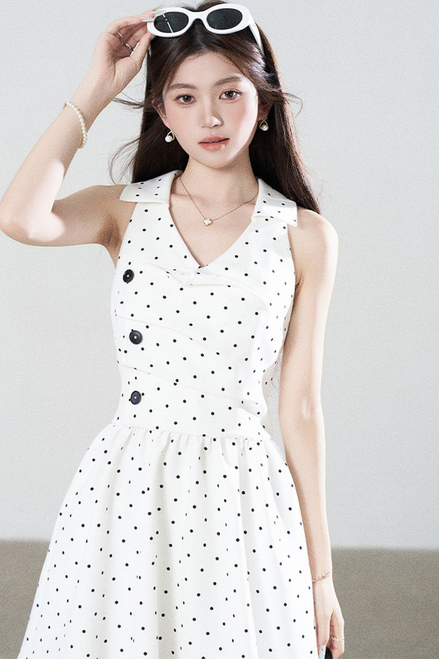 Vestido blanco de lunares con escote en V