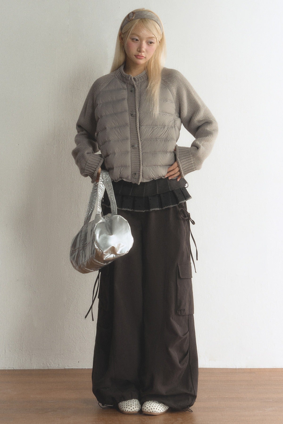Kurze Daunenjacke mit Strickärmeln