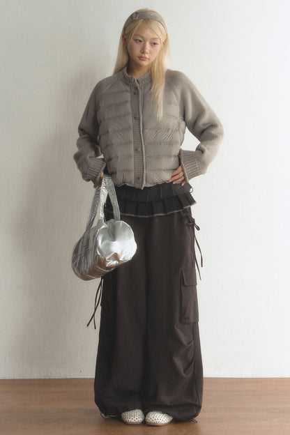 Kurze Daunenjacke mit Strickärmeln