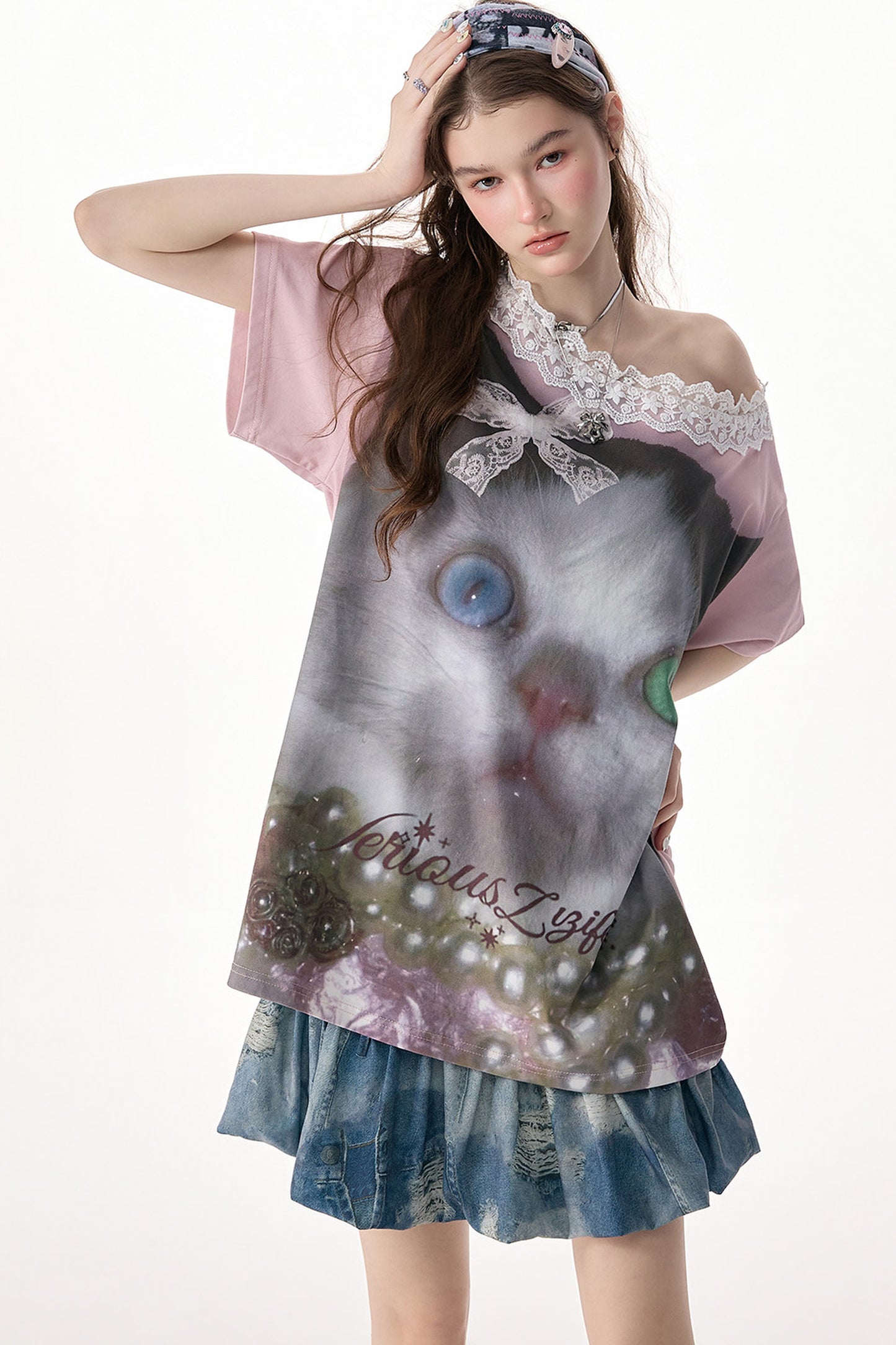 Weit geschnittenes T-Shirt mit Katzenprint und Spitzenkragen