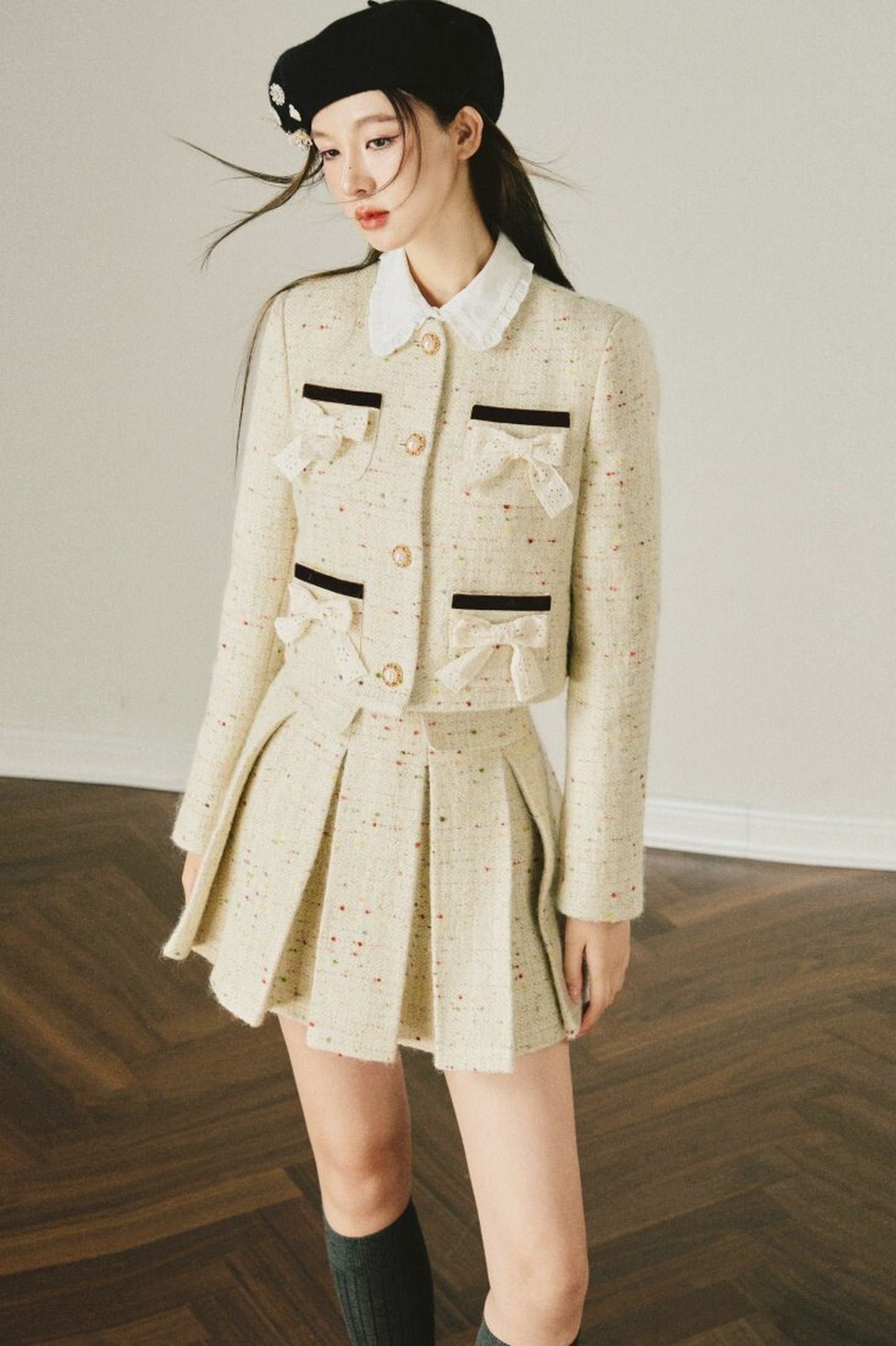 Completo con giacca in tweed di lana e gonna plissettata