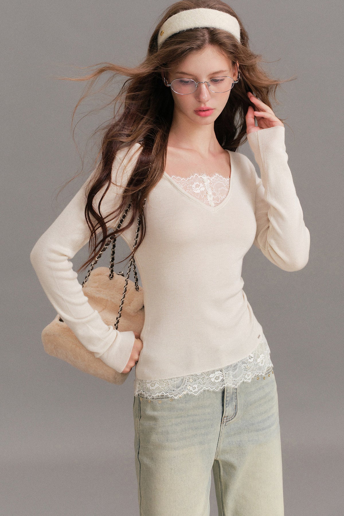 T-shirt in maglia a coste con scollo a V e strati effetto pizzo