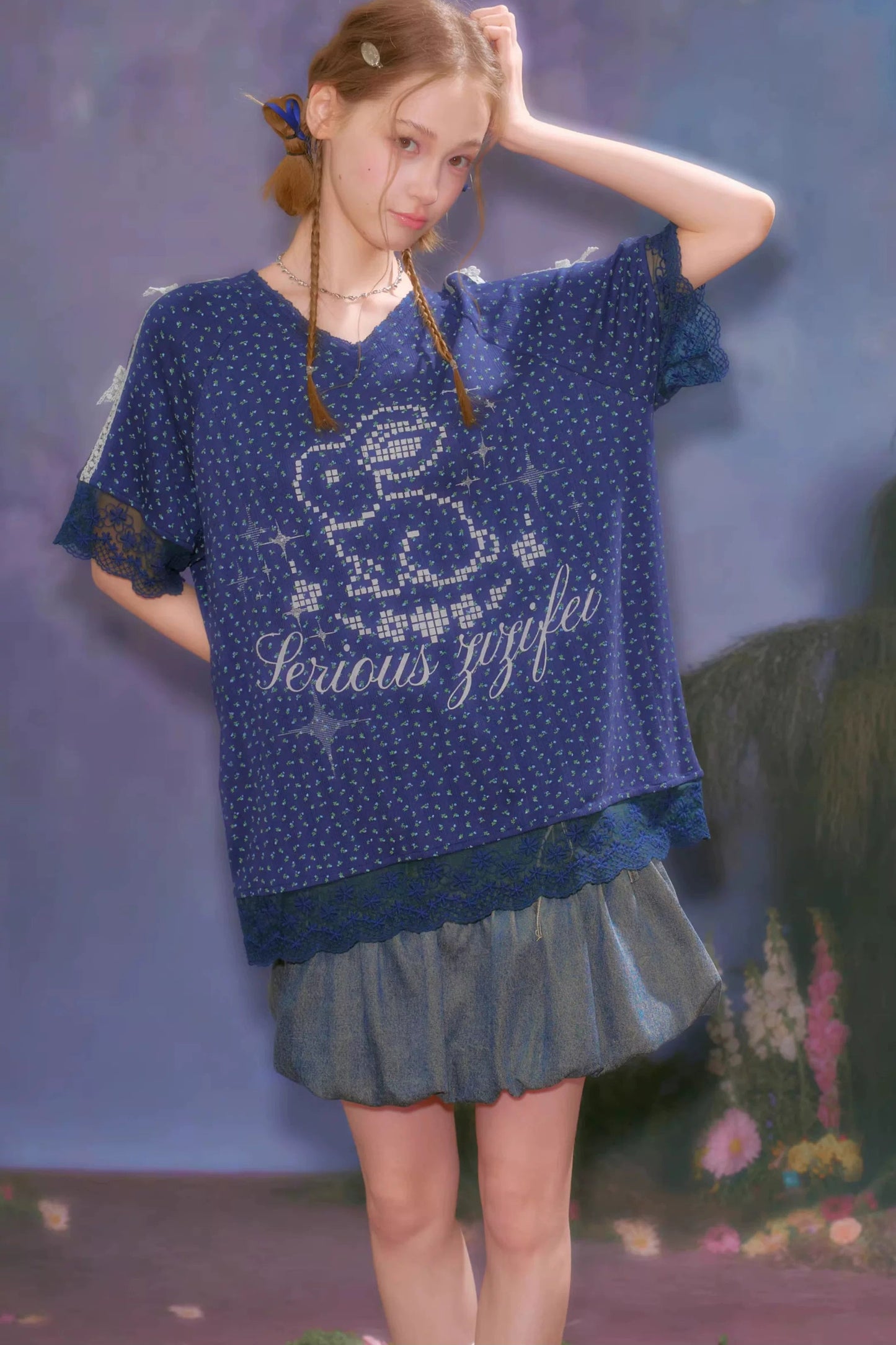 Tee-shirt bleu foncé en dentelle florale à col en V