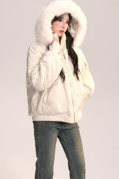 Chaqueta bomber con capucha de pelo y lazo
