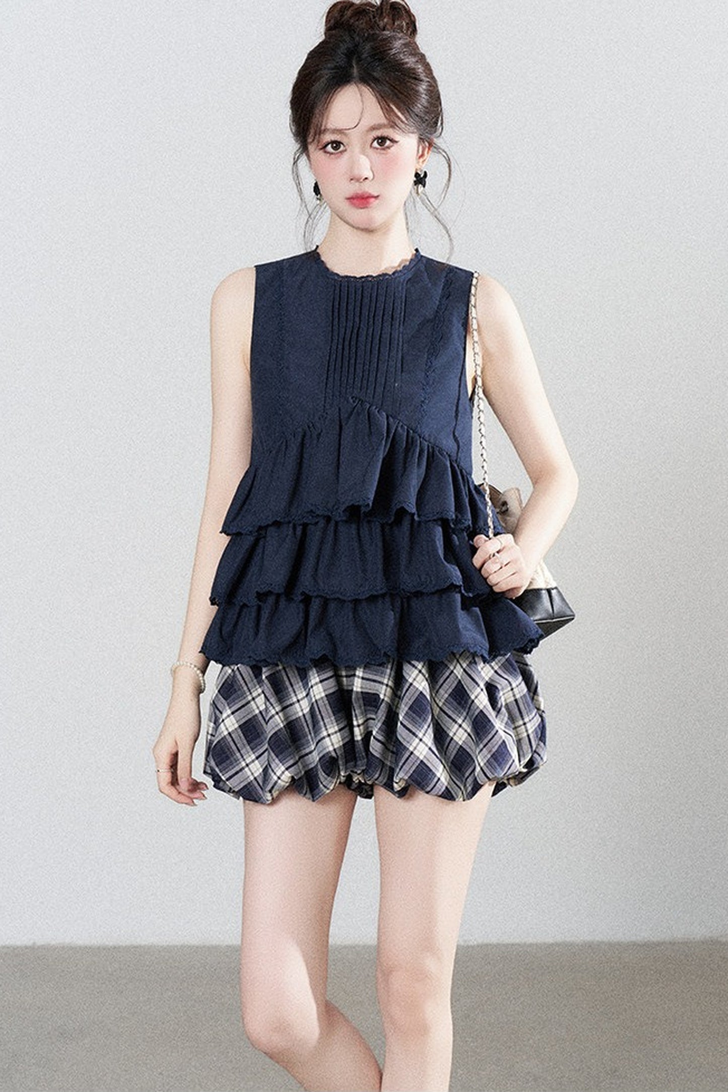 Conjunto de camisa azul marino con volantes y falda de cuadros