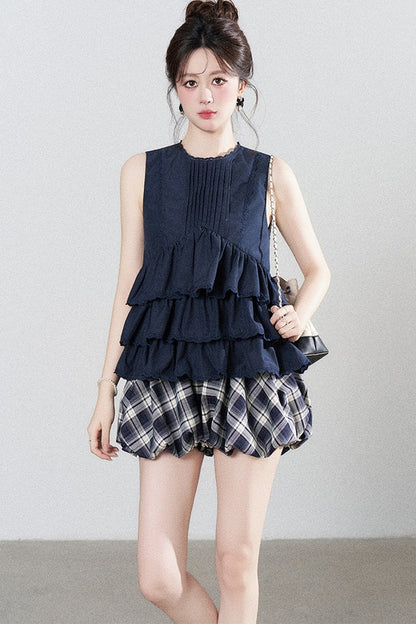 Conjunto de camisa azul marino con volantes y falda de cuadros