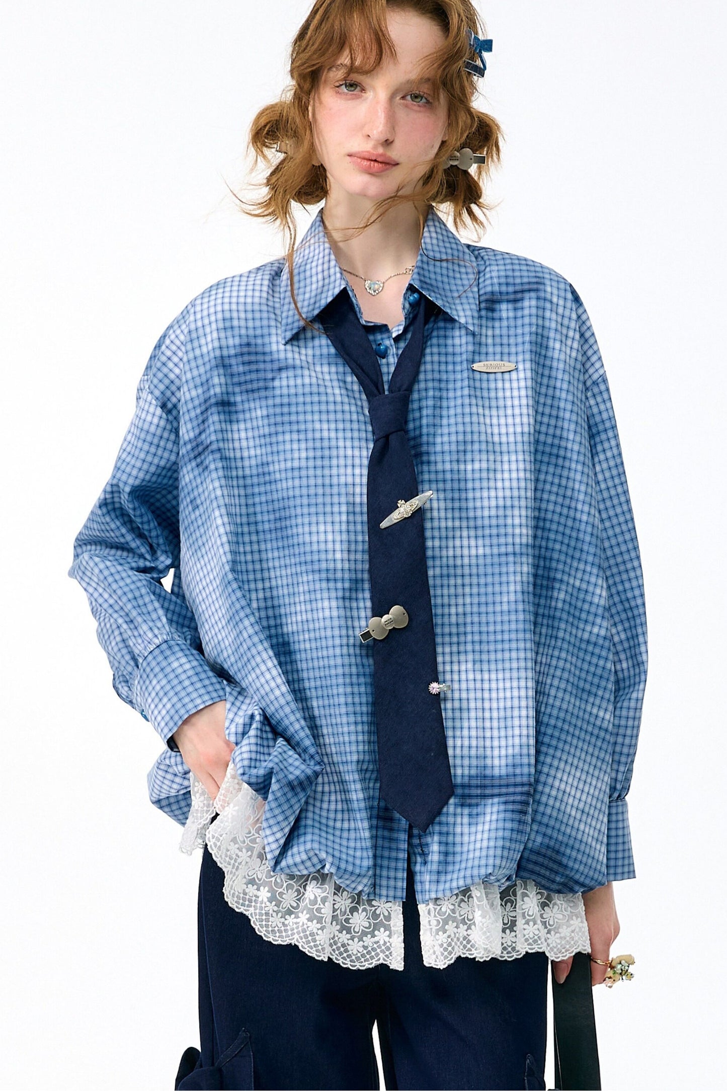 Blau karierte Bluse mit Spitzensaum