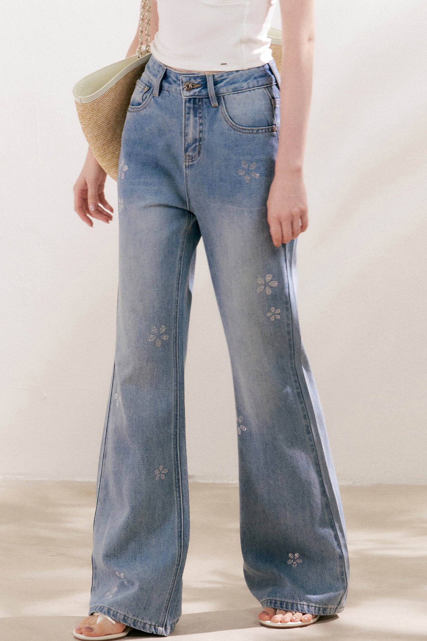 Jean en denim bleu avec fleur à cinq pétales en strass