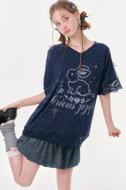 Tee-shirt bleu foncé en dentelle florale à col en V