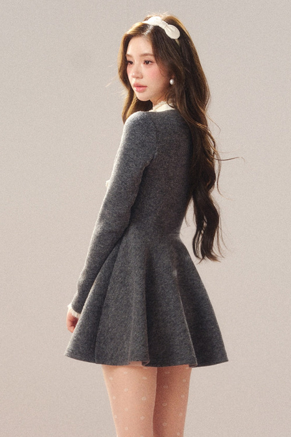 Robe grise à nœud à la taille