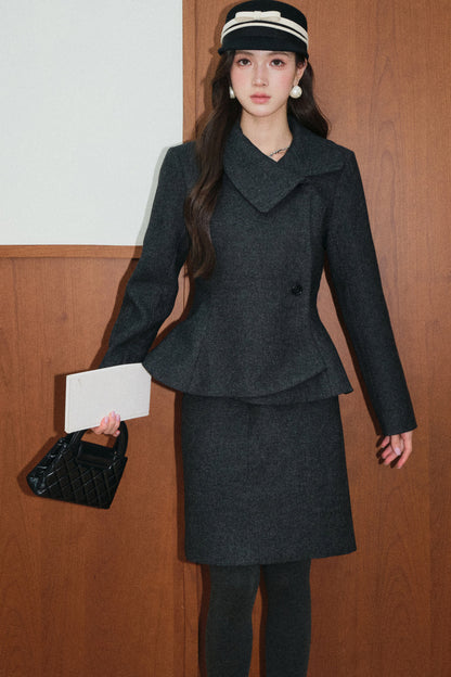 Completo con cappotto asimmetrico in lana grigio e gilet