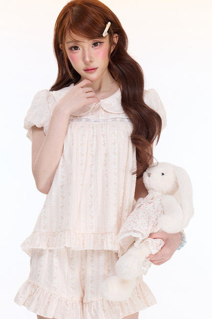 Completo con blusa a fiori con maniche a sbuffo e colletto tondo e pantaloncini