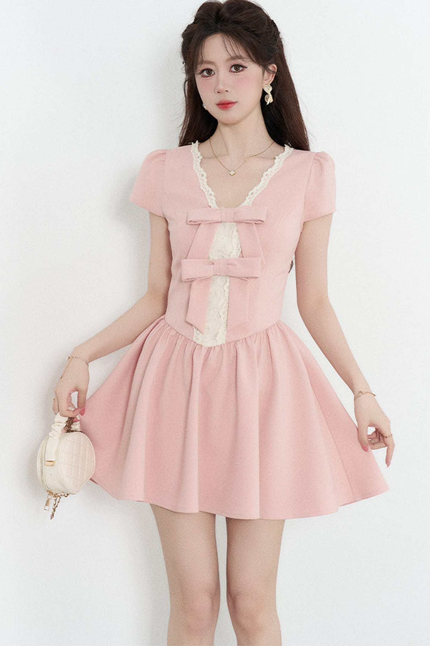 Rosa Spitzenkleid mit V-Ausschnitt