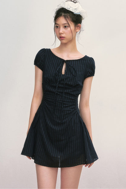 Vestido de línea A a rayas con mangas abullonadas