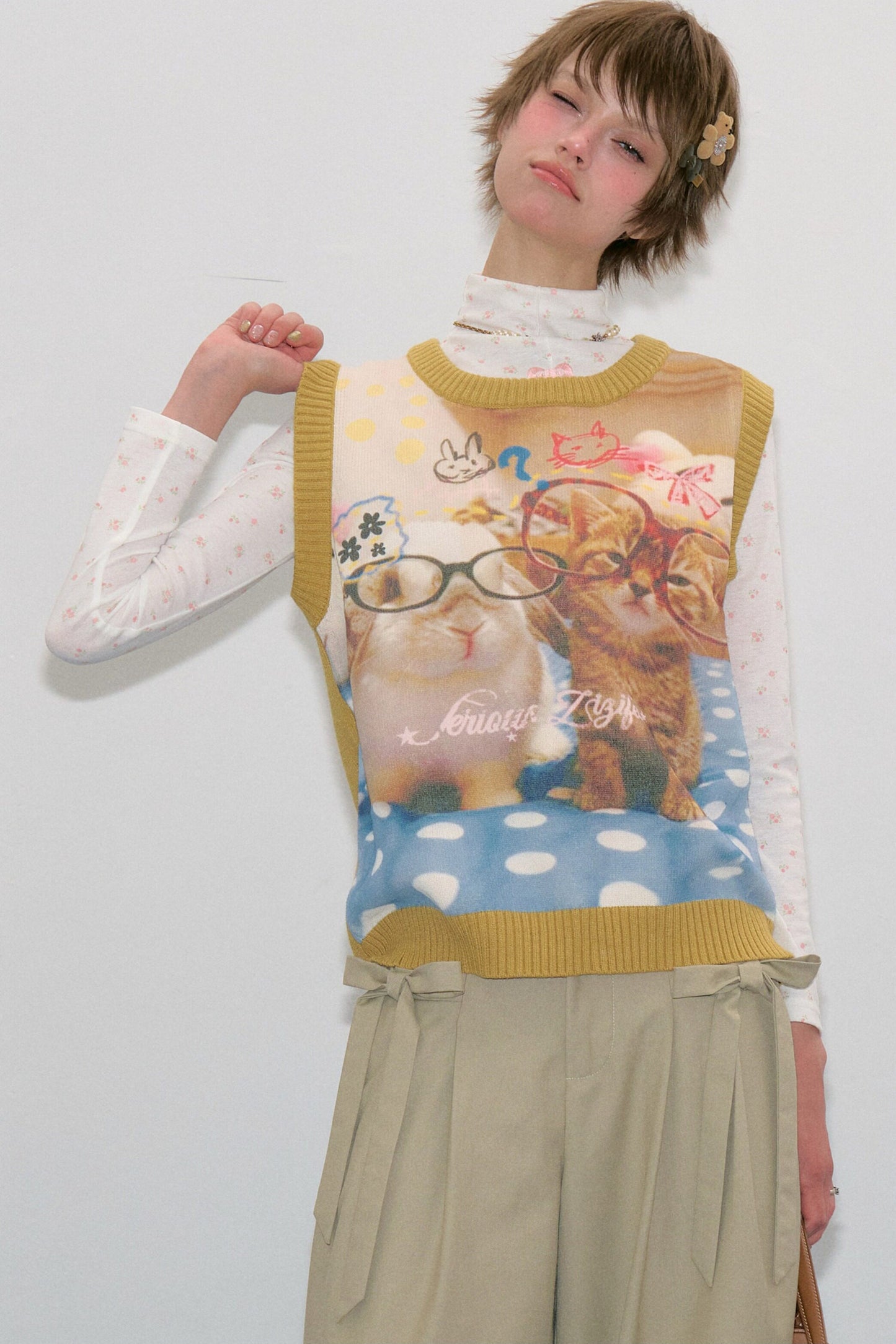 Gelbe Weste mit Katzen- und Hasenprint