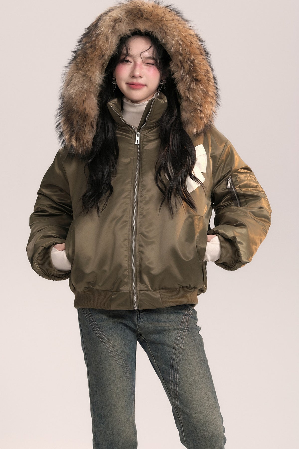 Chaqueta bomber con capucha de pelo y lazo