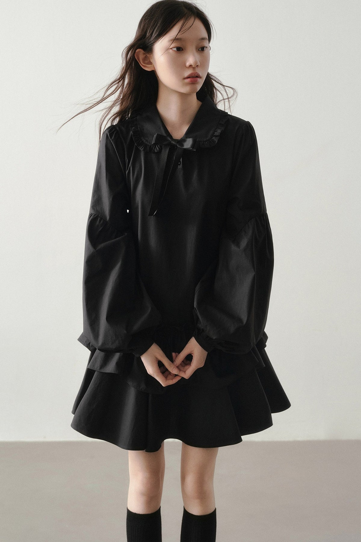 Robe noire asymétrique à volants et manches lanternes