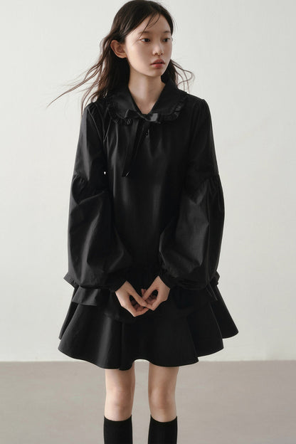 Robe noire asymétrique à volants et manches lanternes