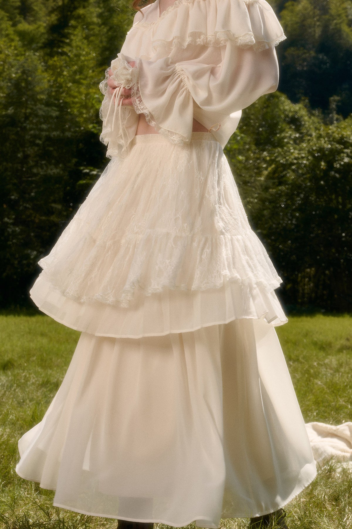 Ensemble avec haut en dentelle à col V et jupe à volants