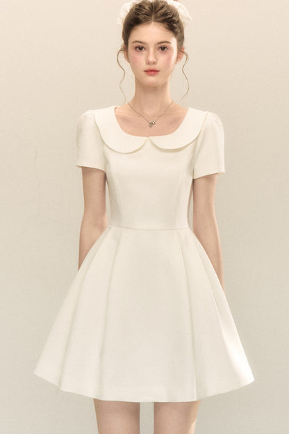 Kurzärmeliges A-Linien-Kleid mit Bubikragen und Puffärmeln