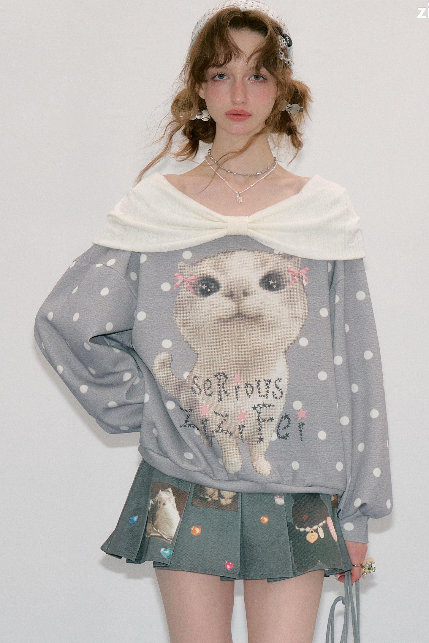 Sudadera gris con estampado de gato y lunares