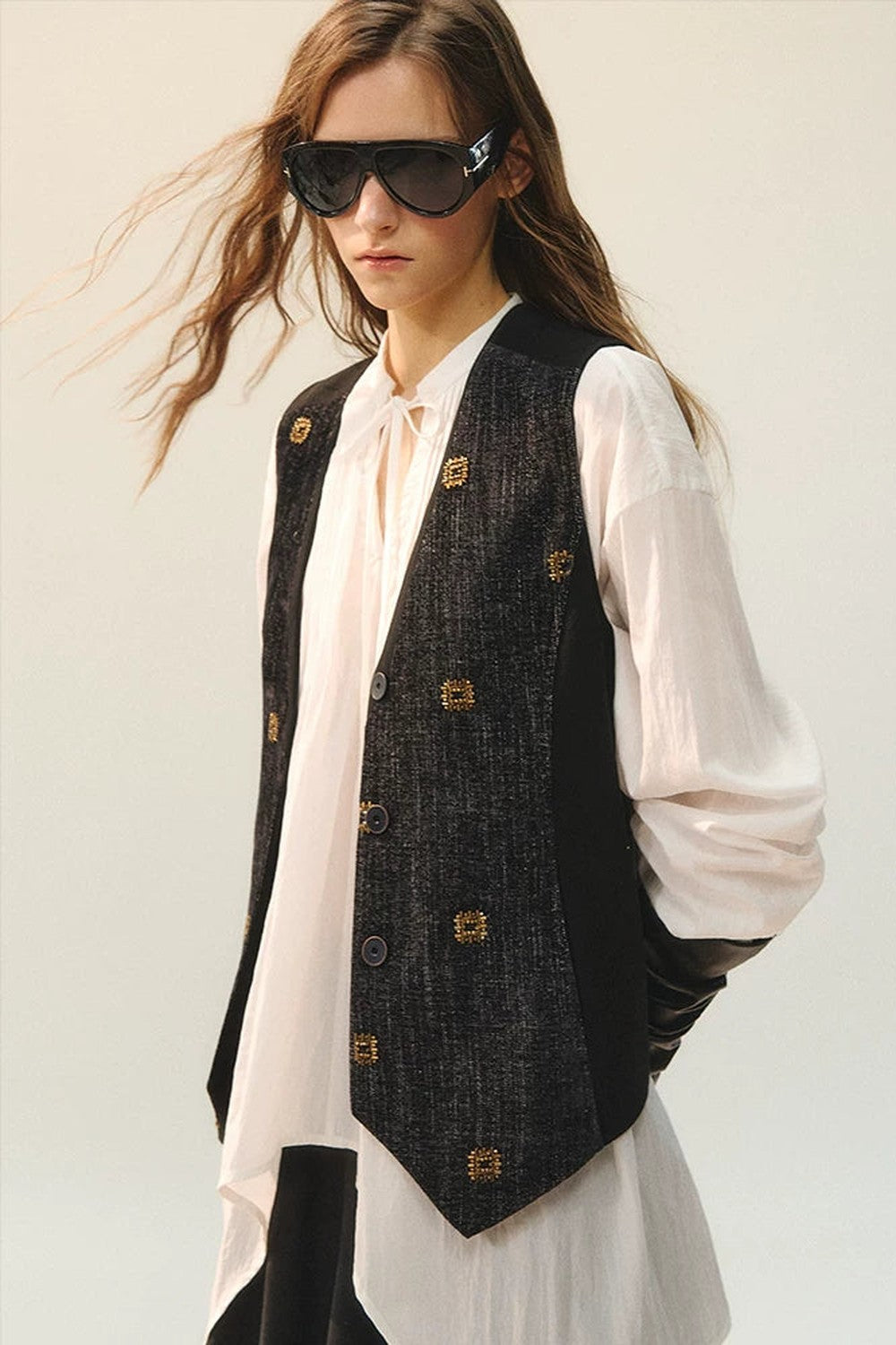 Completo rétro con gilet e gonna con perline