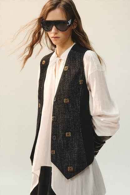 Completo rétro con gilet e gonna con perline