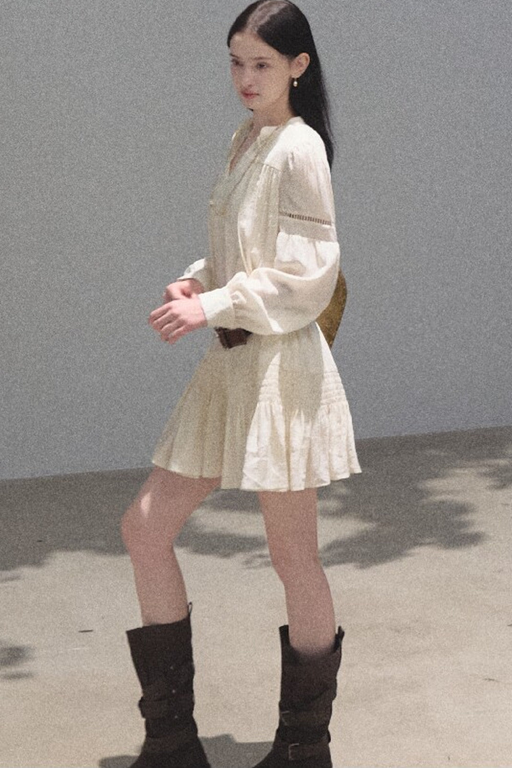 Ensemble robe-chemise blanche à manches longues et à volants