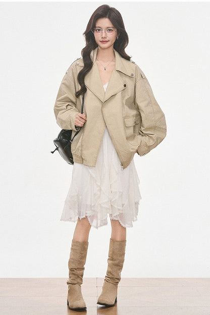 Ensemble 3 pièces composé d’une veste délavée, d’un haut à manches longues en dentelle et d’une jupe