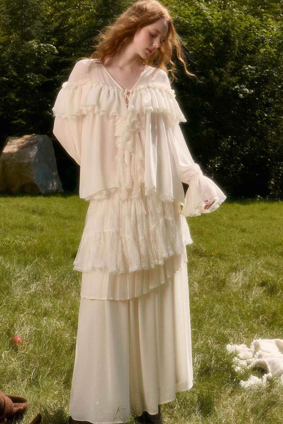 Ensemble avec haut en dentelle à col V et jupe à volants