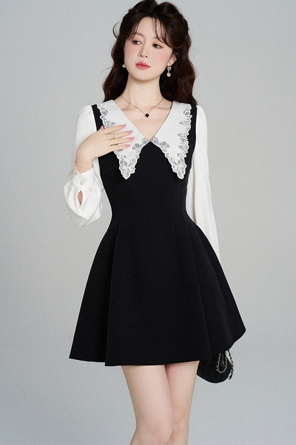 Schwarzes A-Linien-Kleid mit Bubikragen und tailliertem Schnitt