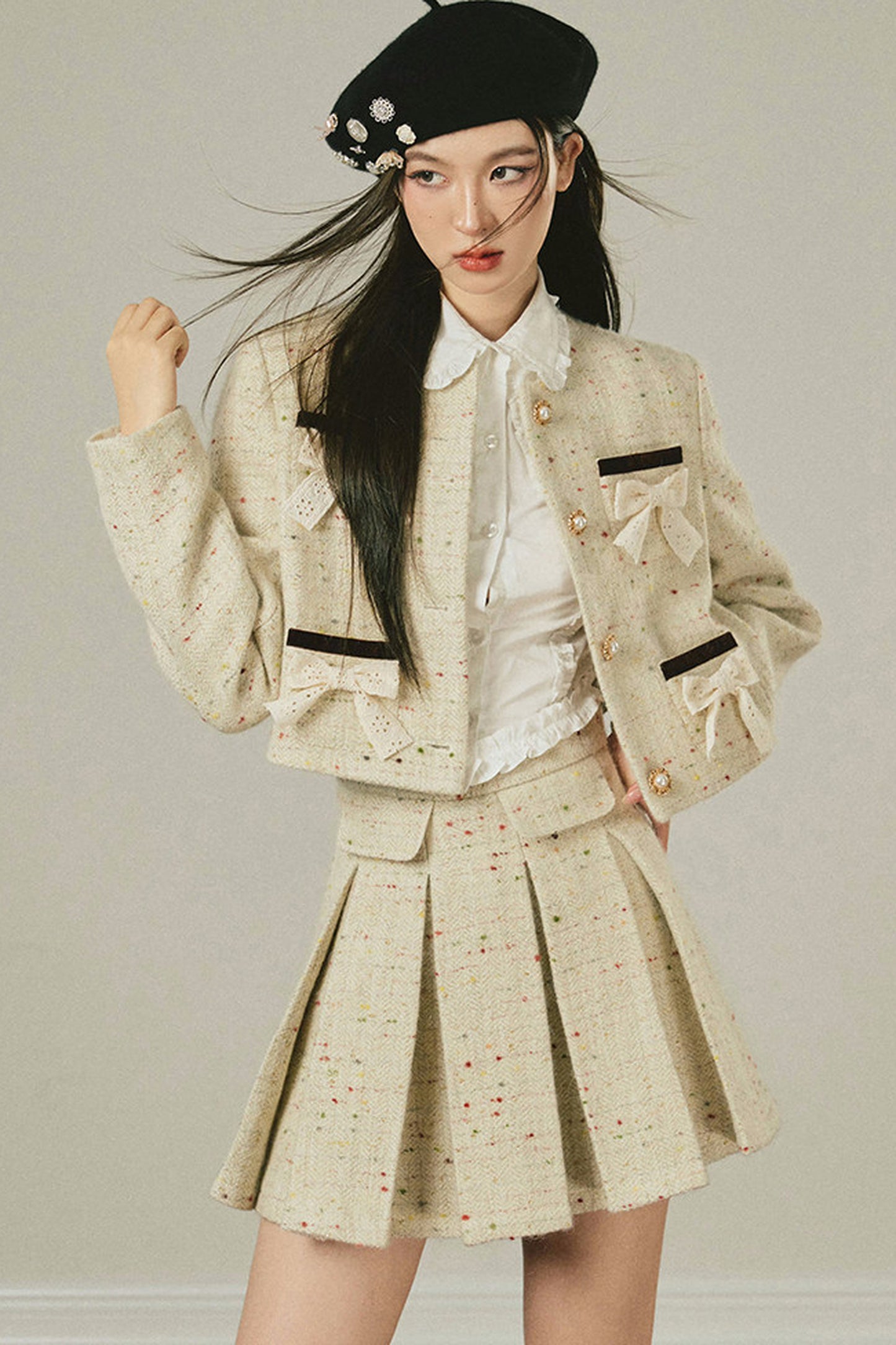 Completo con giacca in tweed di lana e gonna plissettata