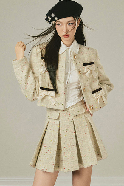 Completo con giacca in tweed di lana e gonna plissettata