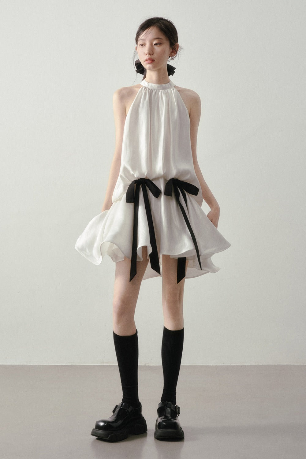Vestido elegante de cuello halter con lazo