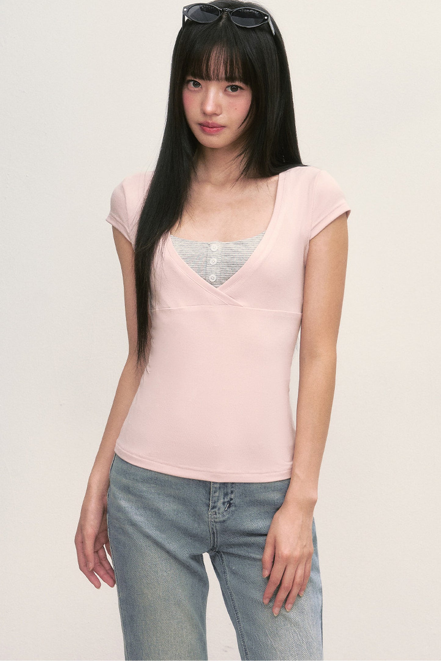 Rosa V-Ausschnitt-Top im Lagenlook und gestreiftes Camisole-Set