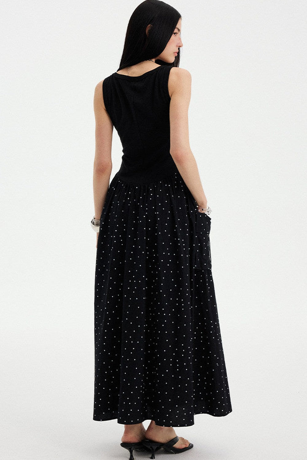 Vestido maxi evasé sin mangas de lunares