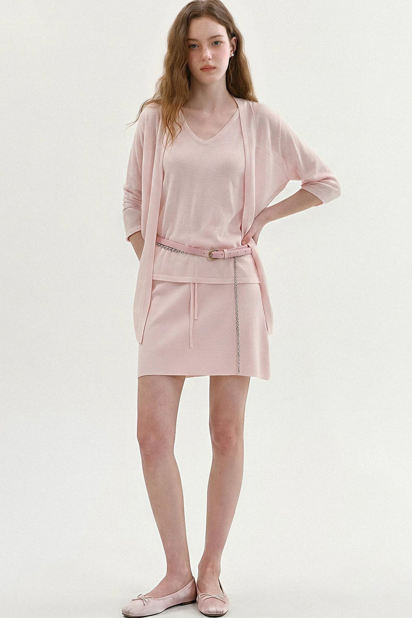 Completo a maglia dalla vestibilità rilassata con cardigan smanicato e gonna