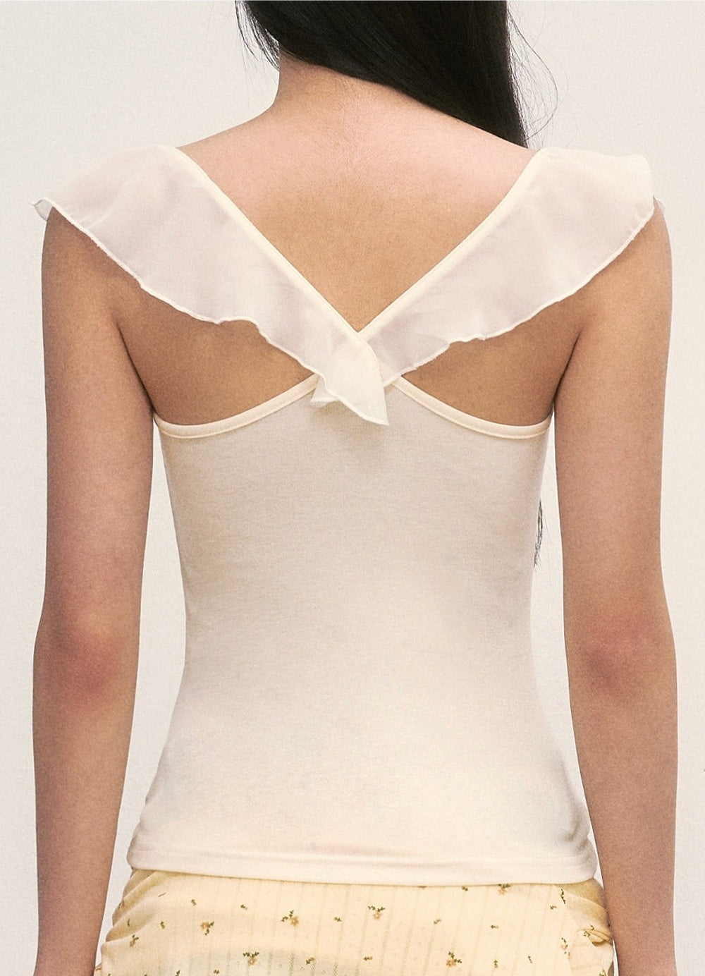 Top con cuello drapeado y mangas con volantes