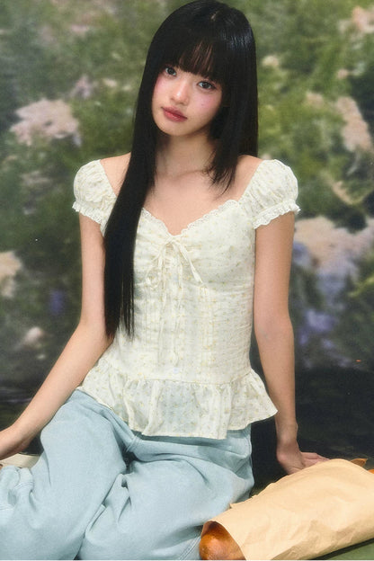 Completo con blusa floreale a scollo quadrato