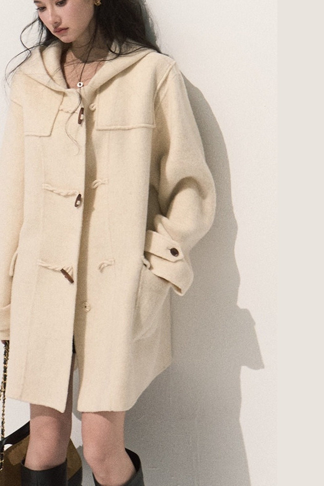 Manteau en laine à capuche avec brandebourgs