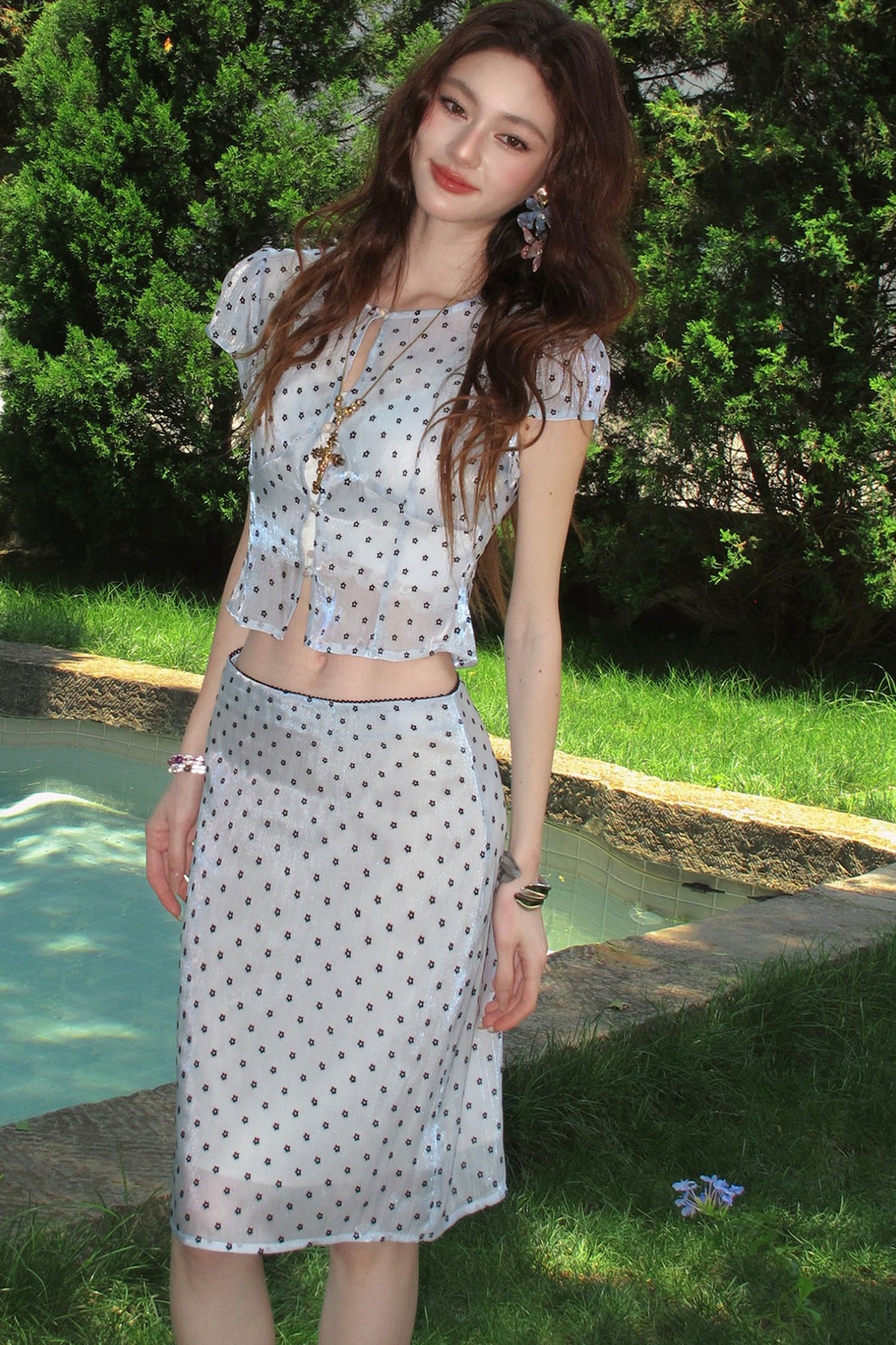 Completo con top e gonna blu acqua a pois e floreale