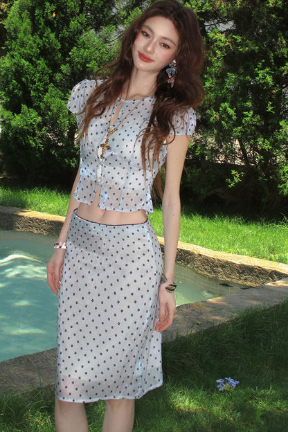 Completo con top e gonna blu acqua a pois e floreale