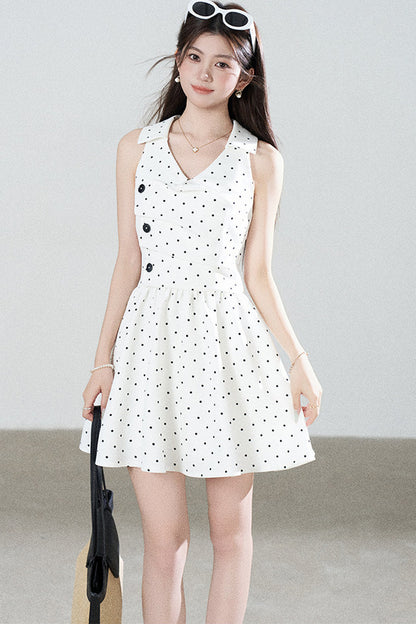 Vestido blanco de lunares con escote en V
