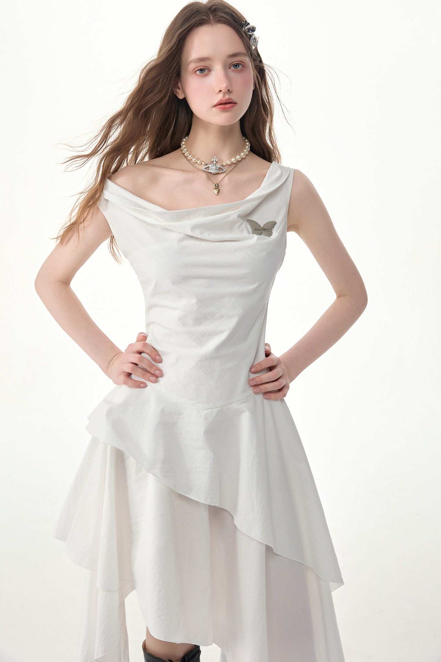 Weißes Kleid mit Wasserfallausschnitt und unregelmäßigem Saum