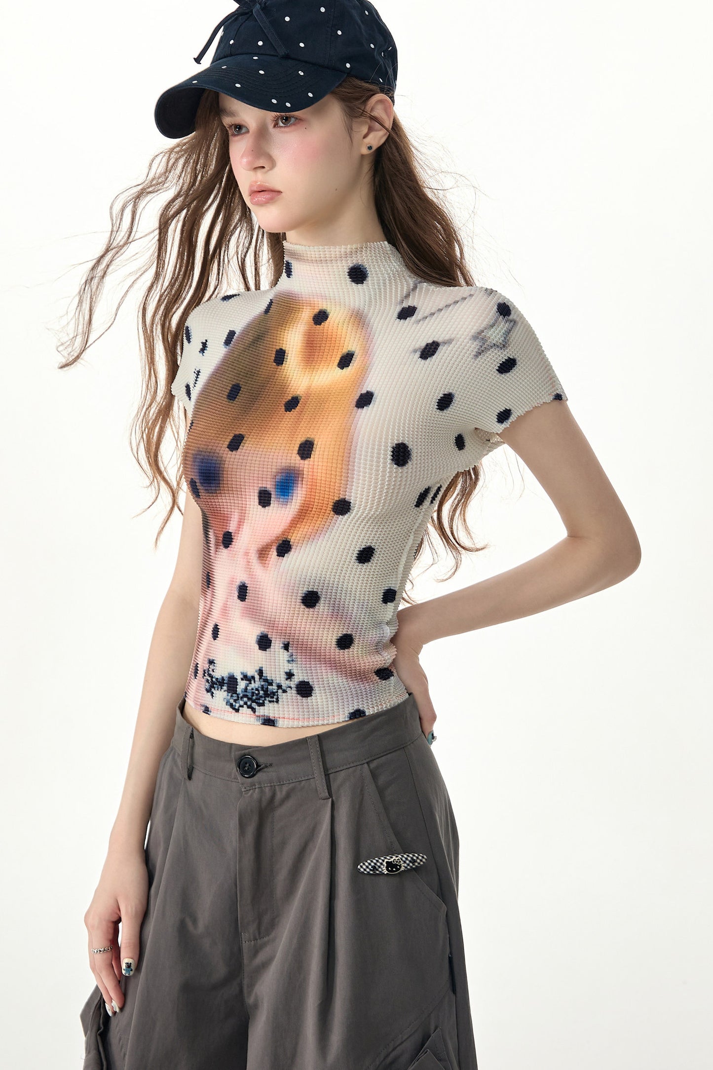 Weißes Pünktchen-T-Shirt mit Puppenaufdruck